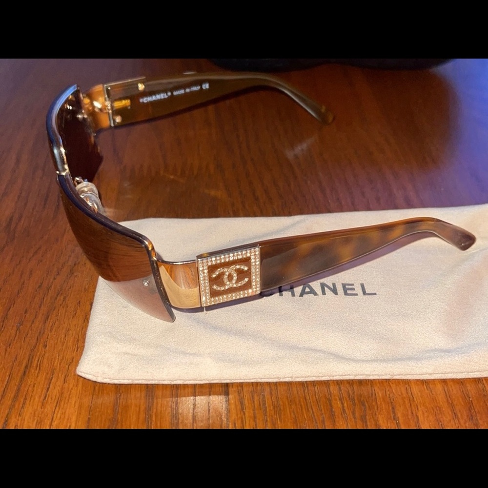 CHANEL Tortoise Sunglasses with Beautiful Crystal Chanel CC Insignia